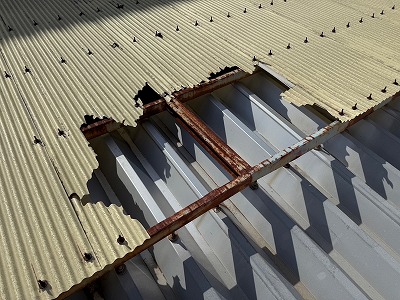 桜井市にて工場の波板割れ！強風で飛ぶ可能性！ポリカ波板でご提案！