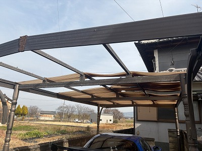 天理市で波板交換の現地調査、カーポート屋根に大きなたわみと外れかけた固定部を確認