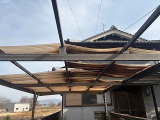 たわんだ波板屋根中央部