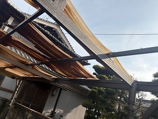 軒先側で垂れた波板