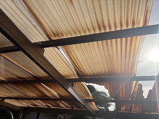 変色が進んだ波板裏面