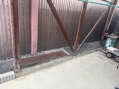 広陵町にて築４０年のカーポートの木柱の浮き！？強度大丈夫？不安の声！