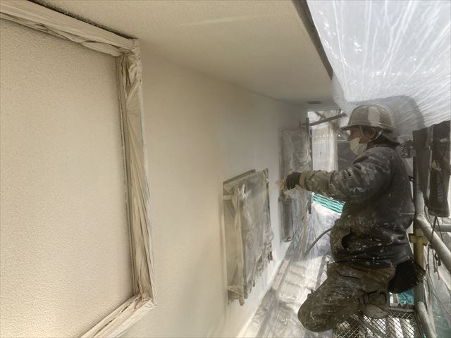 外壁　上塗り１回目塗装
