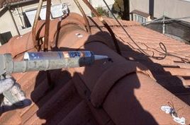 屋根瓦　穴、劣化部分コーキング