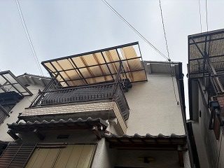 田原本町で2階テラスの割れや変色が進んだ波板交換に向けた現地調査