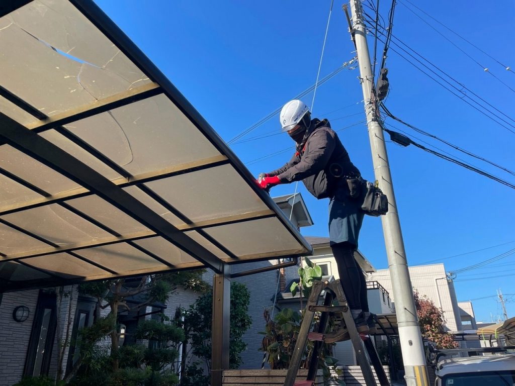 屋根材の取り外し作業