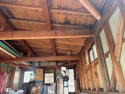 雨染みのある屋根下地