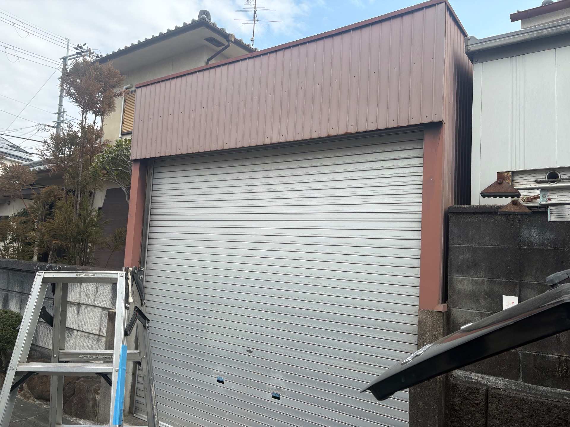 大和郡山市でガレージの雨漏り！原因は鉄板屋根が原因！？カバー工法のご提案！