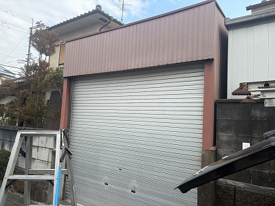 生駒市でガレージに雨漏り！広範囲に錆びた金属屋根を調査しカバー工法を提案
