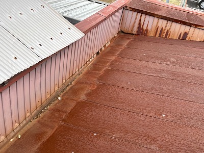 壁際に錆びた金属屋根