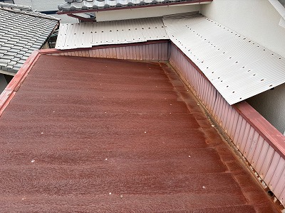 錆びが広がる屋根全景