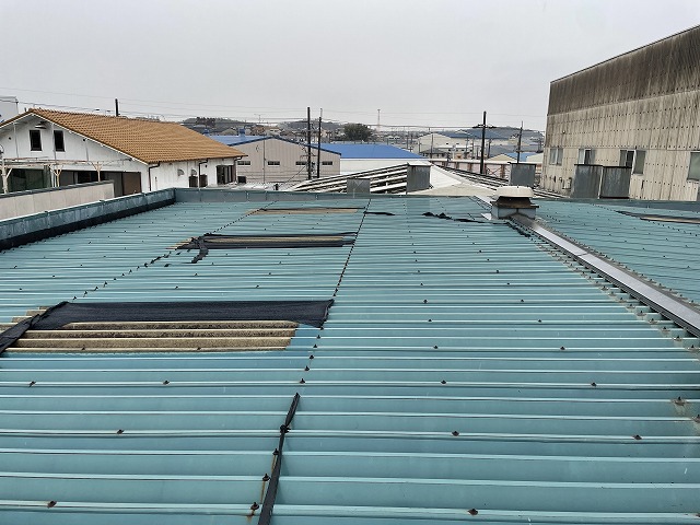 生駒市　工場の屋根と外壁の点検　雨漏りしている　遮熱塗料　
