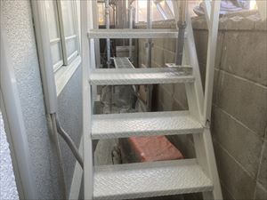 外部階段　上塗り１回目塗装完了