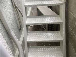 階段　塗装完了
