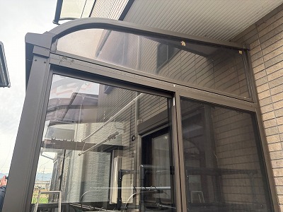 斑鳩町でガラスハウス屋根に穴を確認、選択干し場の破損パネル交換が必要な現地調査