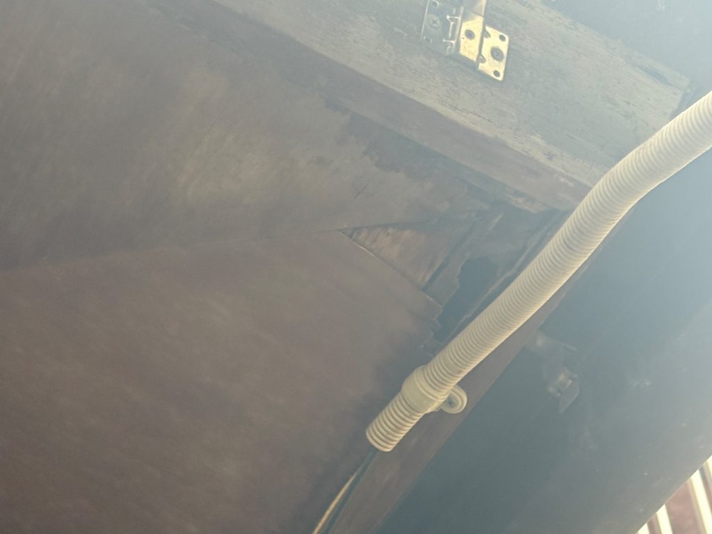 軒下に空いた穴