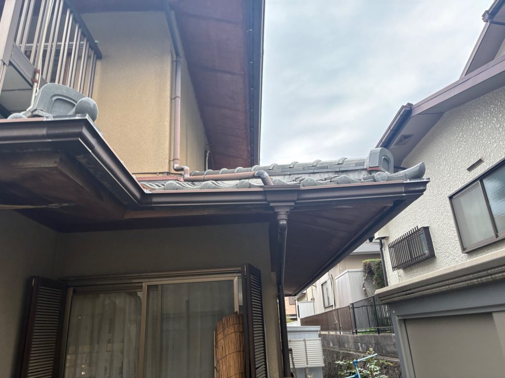 大和郡山市で軒天に穴が！板の剥がれを調査し軒天全体の張り替えをご提案