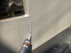 塀　ひび割れ部分コーキング