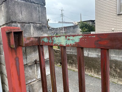 手すり上部の塗膜剥がれ