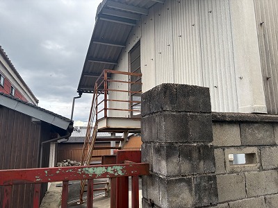 桜井市で倉庫の鉄骨の錆びを補修！柱・階段・手すりの劣化と塗装剥がれを調査