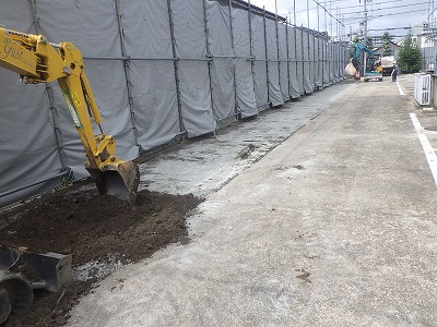 劣化した舗装を撤去し下地を確認する工場舗装工事