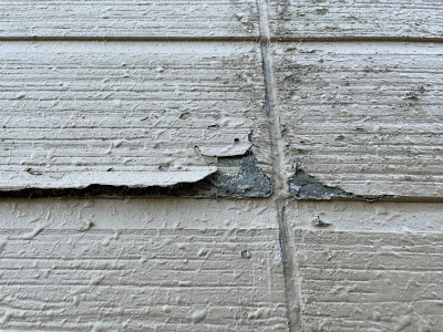 大和郡山市のボロボロになったサイディングの壁のケレン作業と浮きの原因・対策