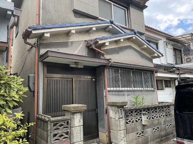 生駒市で築年数が45年の一軒家で外壁のひび割れや鉄部が劣化
