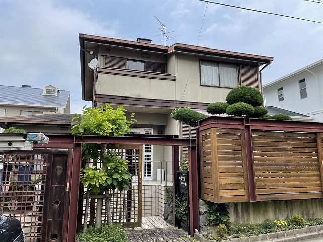 生駒市にて屋根の塗り替えか重ね葺きを依頼していただきました。新築から点検もしていないお家でした！