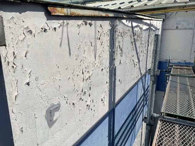 大和郡山市にある工場の一部の外壁がボロボロに捲れてサビていました。そんな外壁の塗り替え工事が始まりました！