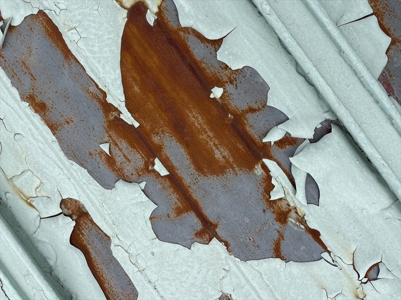 大和郡山市工場の屋根　経年劣化でサビが出て塗膜が捲れている