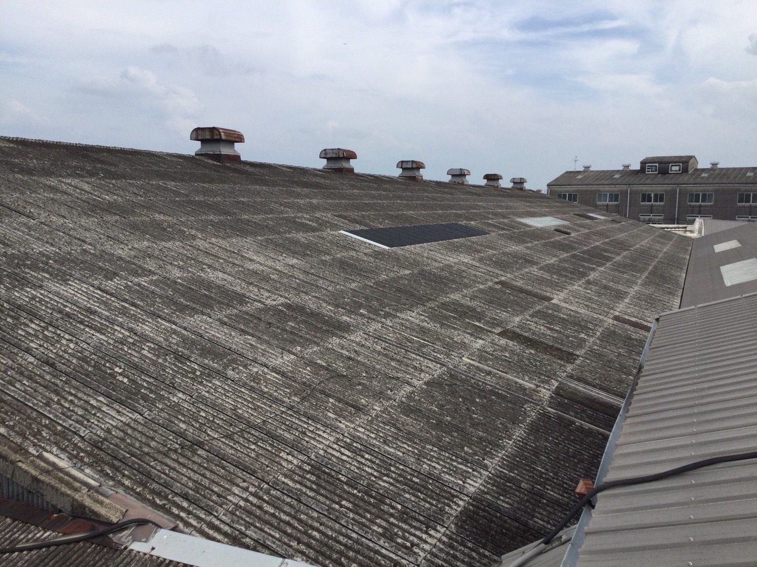 斑鳩町の工場で築年数は50年で雨漏りで困っている　スレート屋根