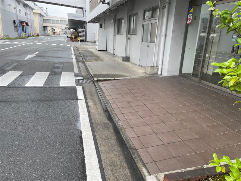 生駒市 大きな工場の段差解消のため手摺を通路に設置させていただきました