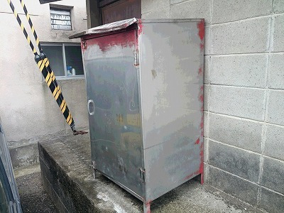 三宅町　自治会から依頼され色褪せた消火栓ボックスを真っ赤で塗装を行いました