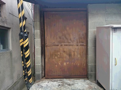 田原本町　自治会の倉庫の鉄扉がサビてしまっているので塗装して綺麗になりました