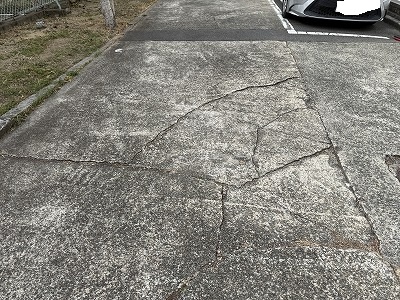 工場通路に広がる舗装のひび割れ状況