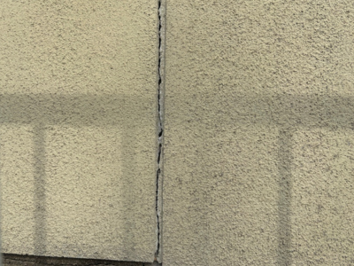 外壁目地ひび割れ