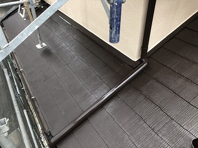 下屋根　上塗り１回目塗装完了