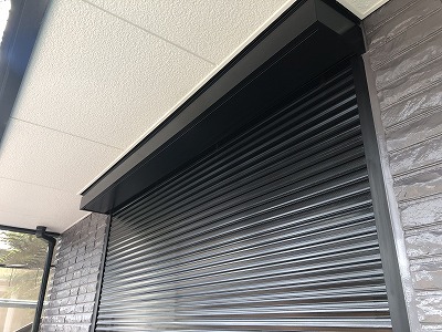 シャッター上塗り1回目塗装完了