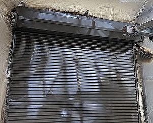 シャッター　上塗り１回目塗装完了