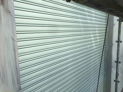 シャッター上塗り1回目塗装完了