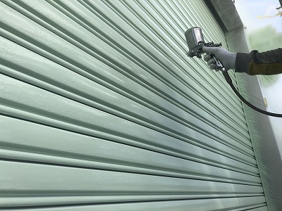 シャッター上塗り２回目塗装