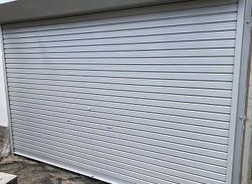 シャッター　上塗り１回目塗装完了