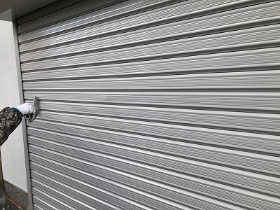 シャッター　上塗り2回目塗装