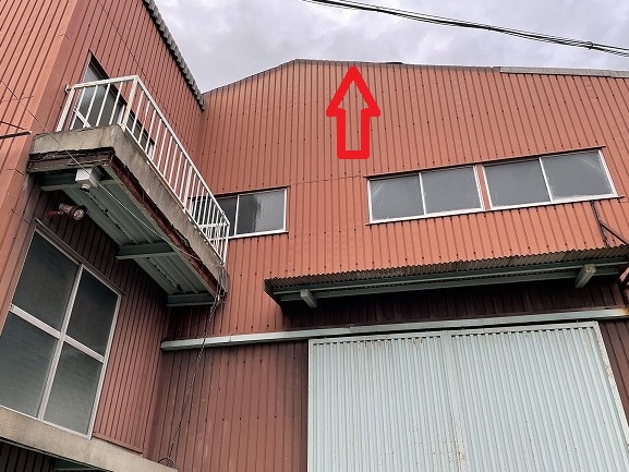 奈良市スレート屋根劣化による雨漏り！工場屋根重ね張り交換が完了！