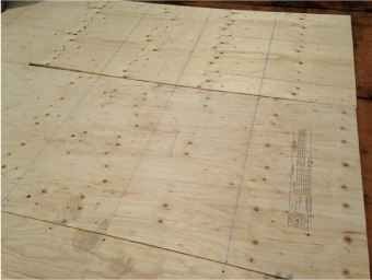 木の繊維をプレスして固めた素材の上に構造用合板を全面に増し貼り