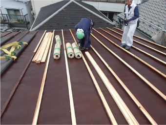 芯木の取付後、屋根カバー工法で使用する屋根材を被せます