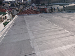 ゴムシートで施工された屋上屋根は色あせ、防水機能の低下が見られます
